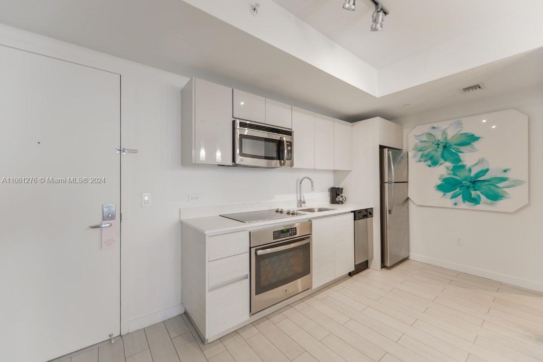 For Sale: $589,000 (2 beds, 2 baths, 1030 Square Feet)