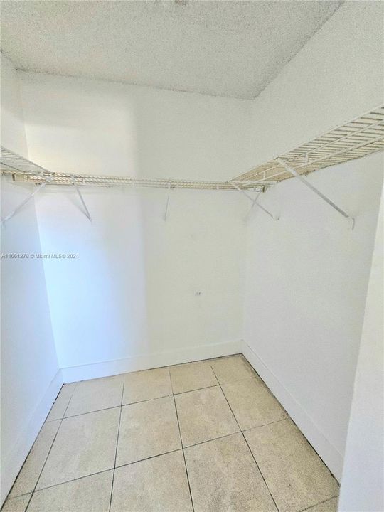 For Rent: $1,700 (1 beds, 1 baths, 3144 Square Feet)