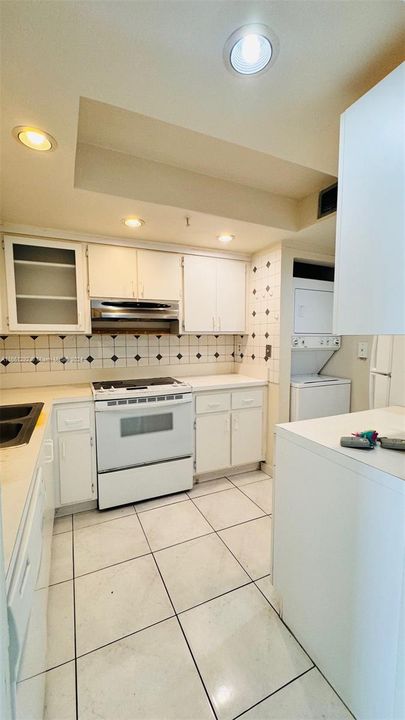 For Sale: $439,000 (2 beds, 2 baths, 960 Square Feet)