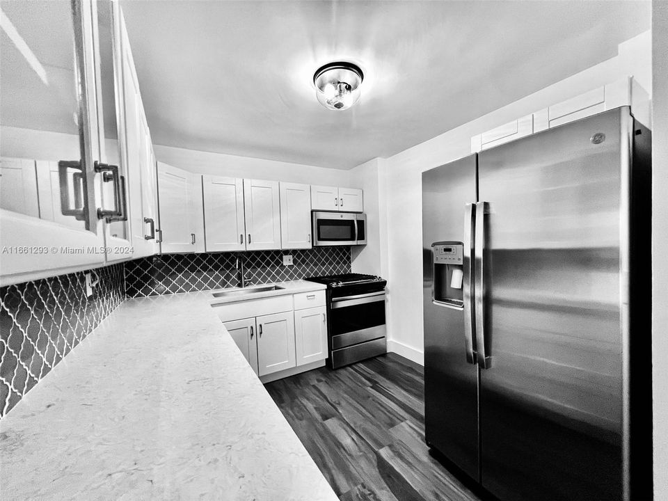 For Sale: $299,999 (2 beds, 1 baths, 1077 Square Feet)