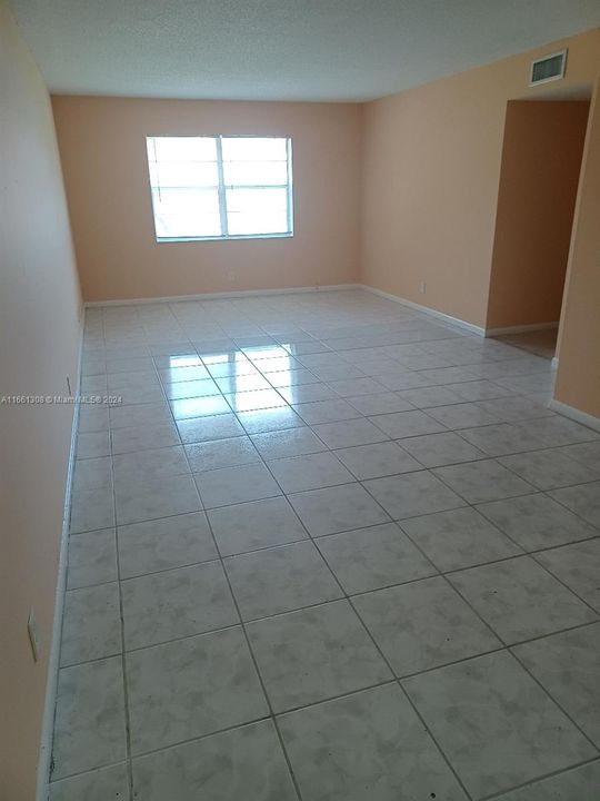 For Rent: $2,250 (3 beds, 2 baths, 1060 Square Feet)