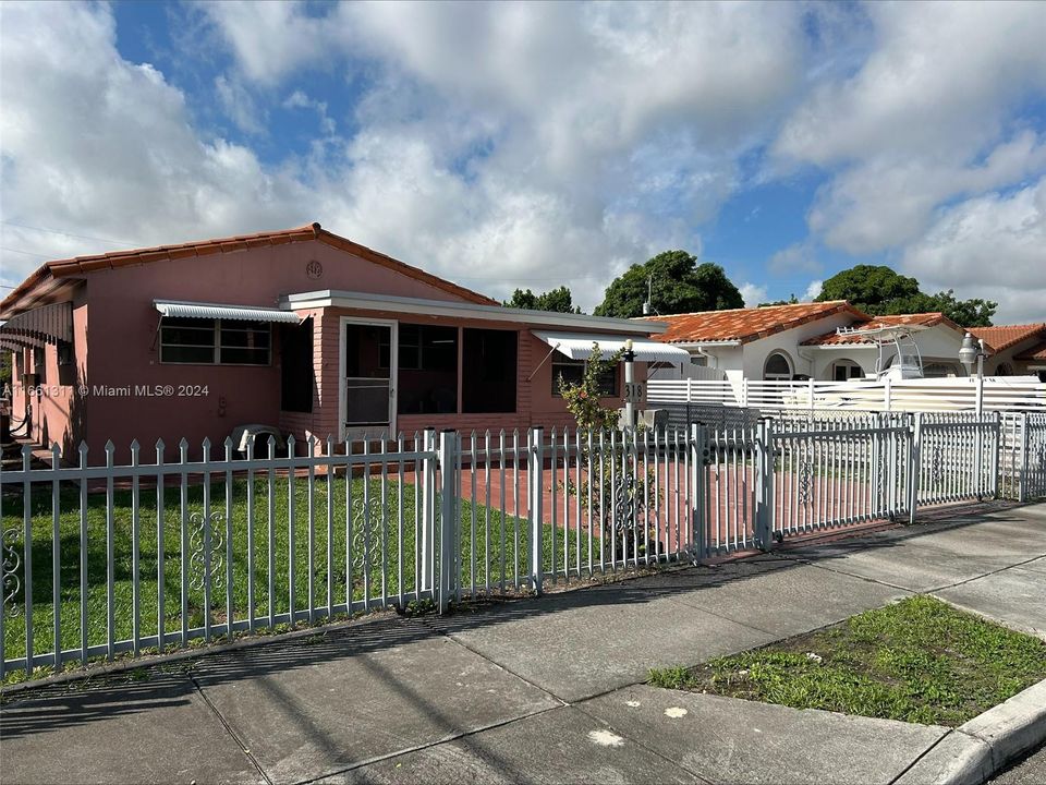 For Sale: $625,000 (3 beds, 2 baths, 1320 Square Feet)