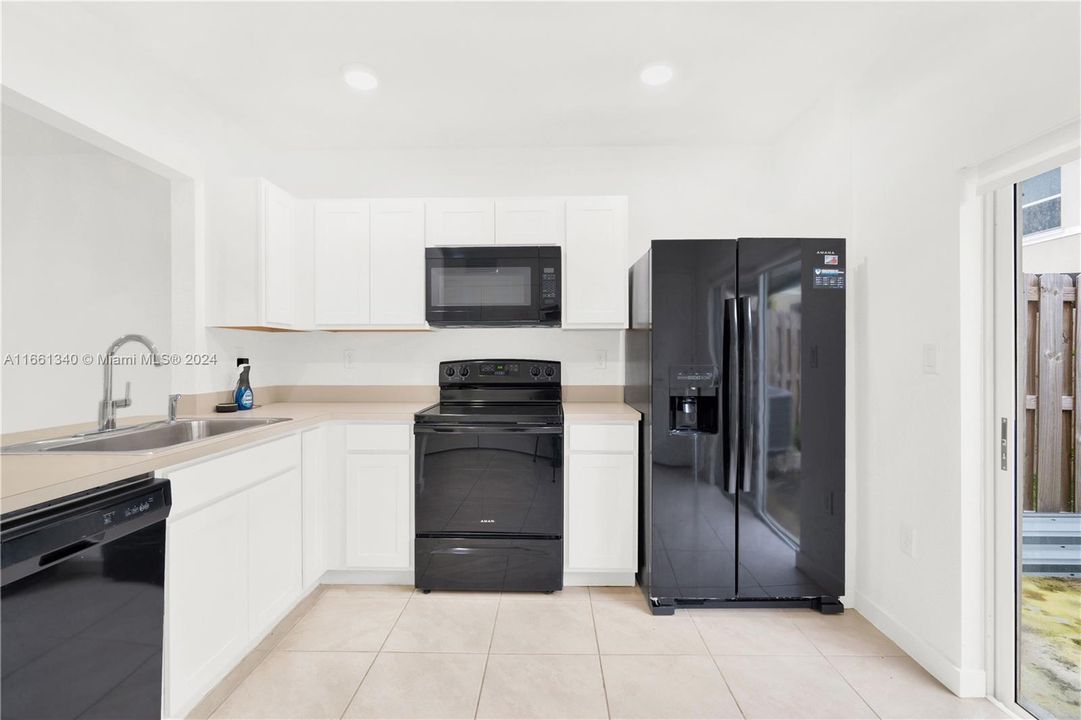 For Rent: $2,250 (2 beds, 2 baths, 1208 Square Feet)