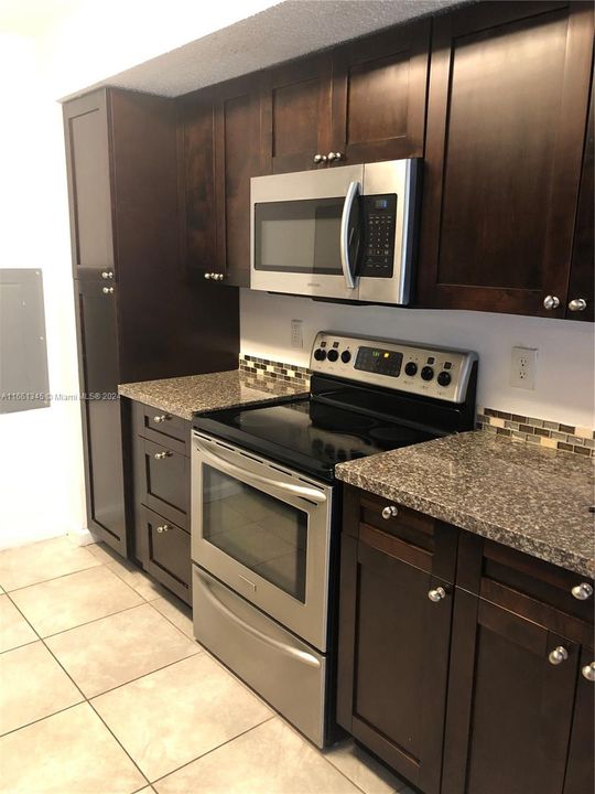 For Rent: $2,350 (2 beds, 2 baths, 949 Square Feet)