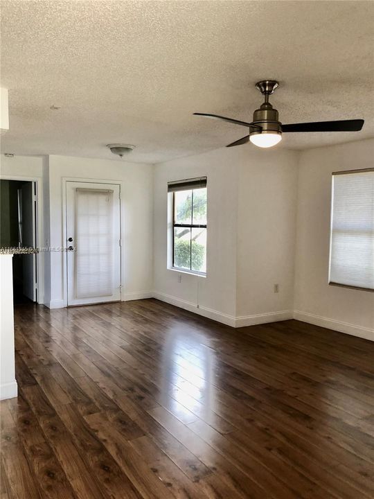 For Rent: $2,350 (2 beds, 2 baths, 949 Square Feet)