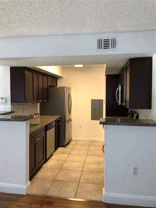 For Rent: $2,350 (2 beds, 2 baths, 949 Square Feet)