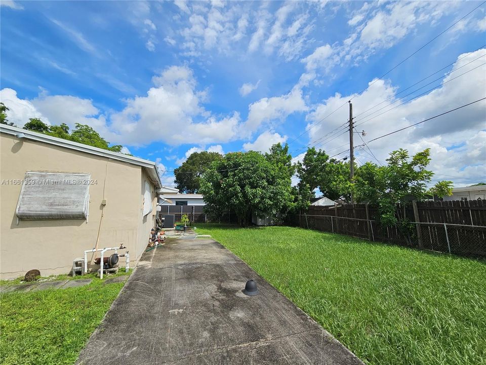 For Sale: $399,000 (3 beds, 1 baths, 920 Square Feet)