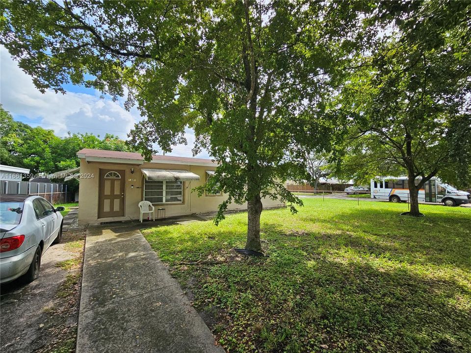 For Sale: $399,000 (3 beds, 1 baths, 920 Square Feet)