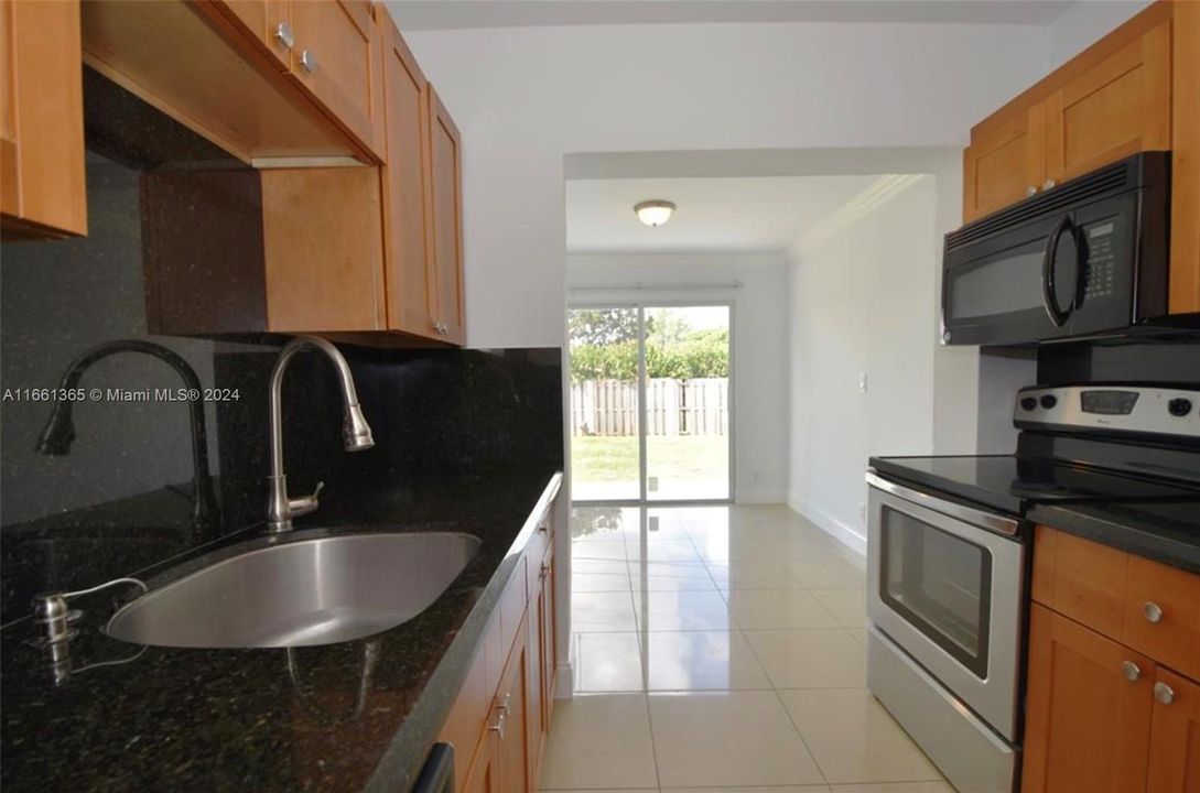 En Venta: $425,000 (4 camas, 2 baños, 1071 Pies cuadrados)