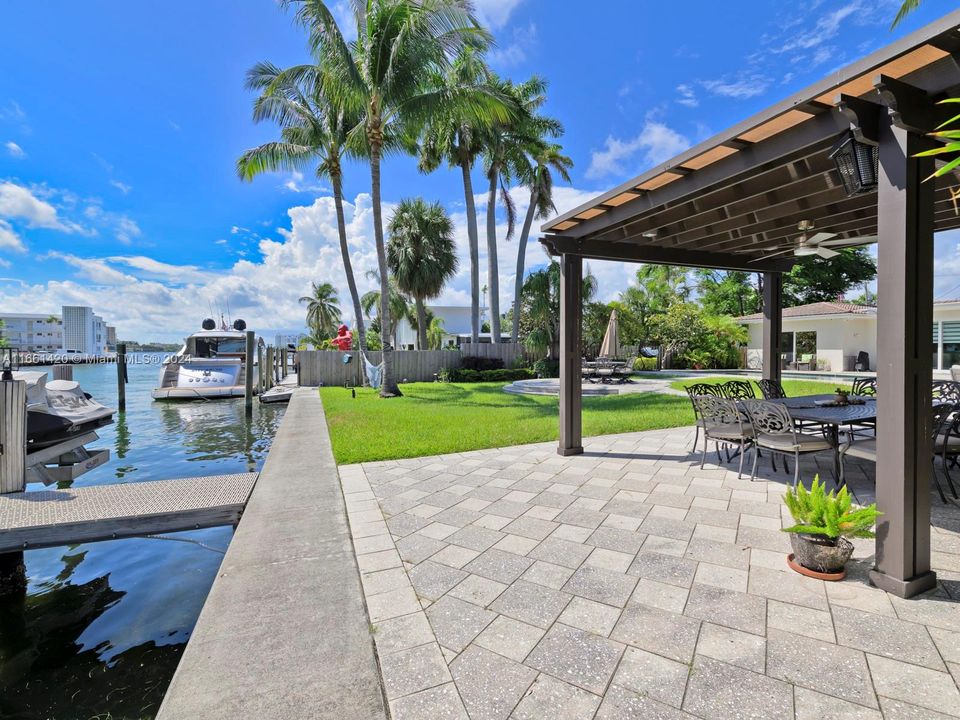 For Sale: $6,275,000 (3 beds, 2 baths, 2403 Square Feet)