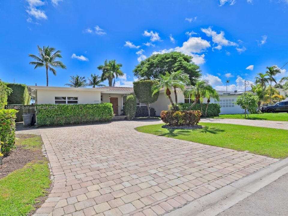 For Sale: $6,275,000 (3 beds, 2 baths, 2403 Square Feet)