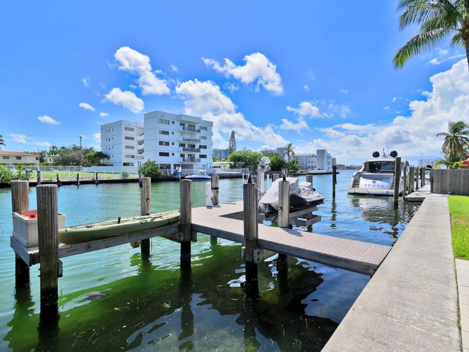 For Sale: $6,275,000 (3 beds, 2 baths, 2403 Square Feet)