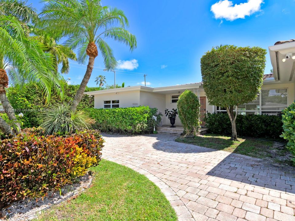 For Sale: $6,275,000 (3 beds, 2 baths, 2403 Square Feet)