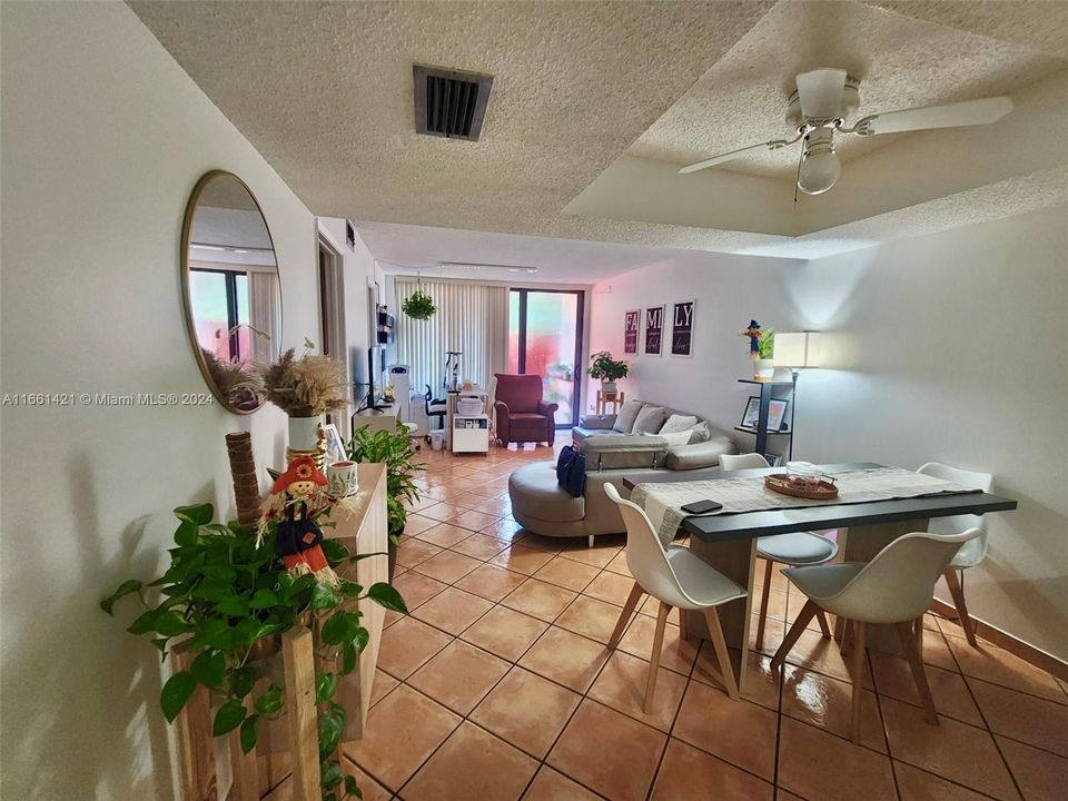 For Sale: $270,000 (1 beds, 1 baths, 721 Square Feet)