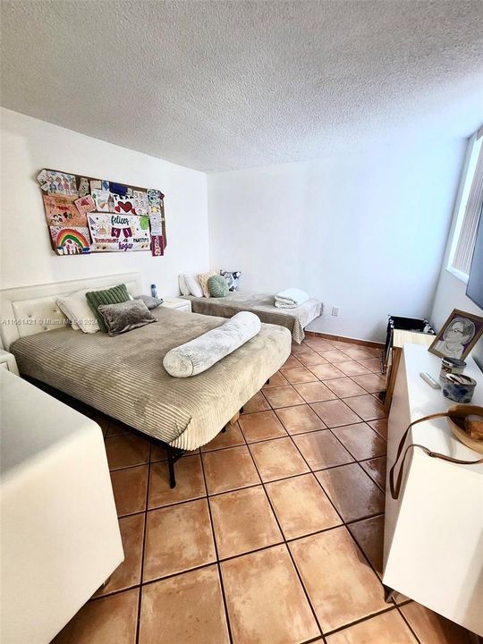 For Sale: $270,000 (1 beds, 1 baths, 721 Square Feet)