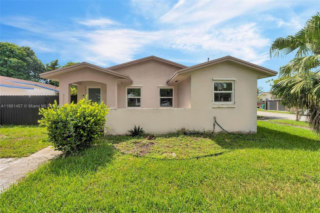 For Sale: $499,999 (3 beds, 2 baths, 1299 Square Feet)