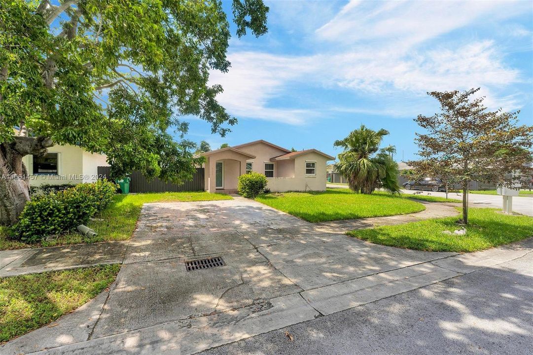 For Sale: $499,999 (3 beds, 2 baths, 1299 Square Feet)