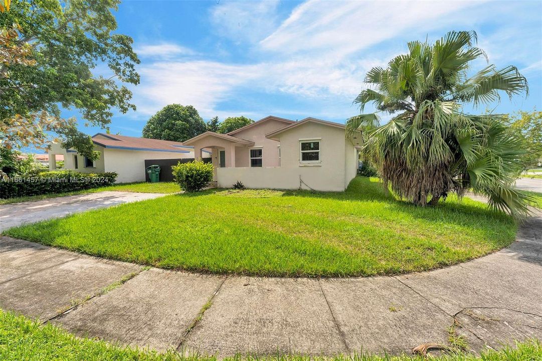 For Sale: $499,999 (3 beds, 2 baths, 1299 Square Feet)