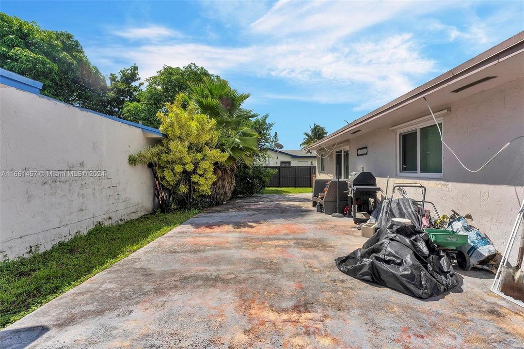 For Sale: $499,999 (3 beds, 2 baths, 1299 Square Feet)