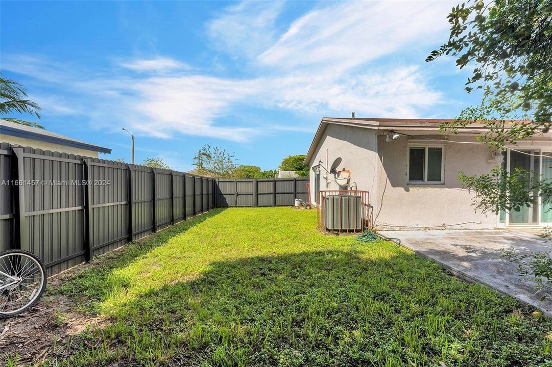 For Sale: $499,999 (3 beds, 2 baths, 1299 Square Feet)