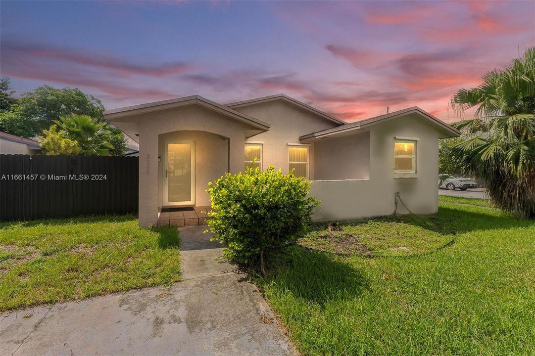 For Sale: $499,999 (3 beds, 2 baths, 1299 Square Feet)