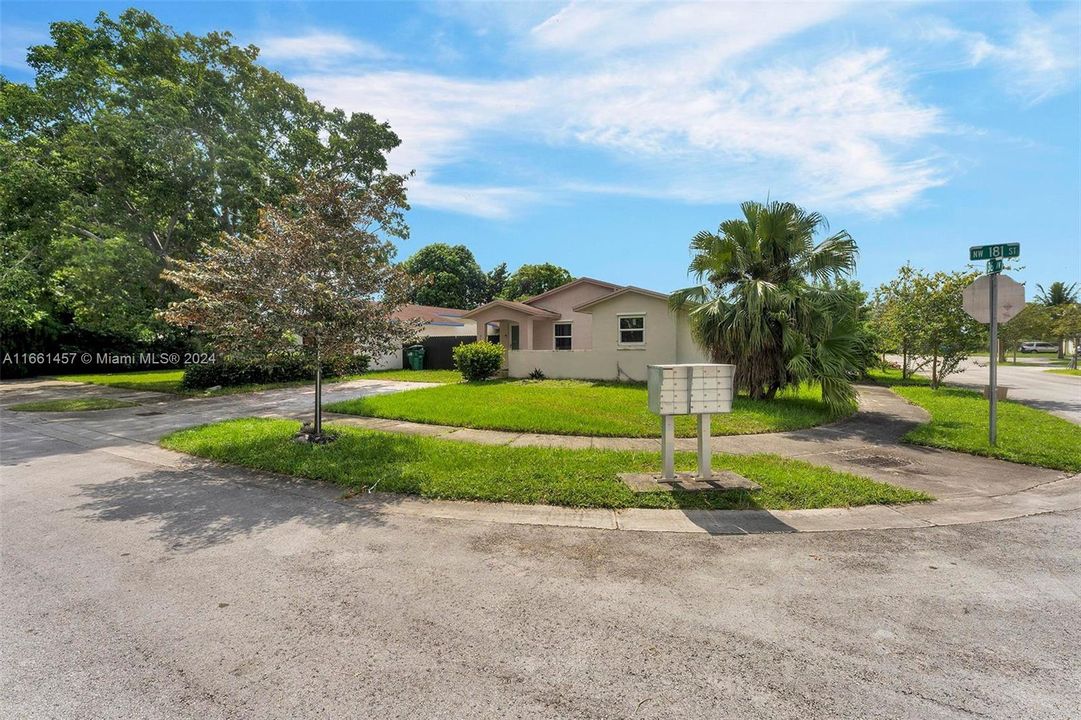 For Sale: $499,999 (3 beds, 2 baths, 1299 Square Feet)