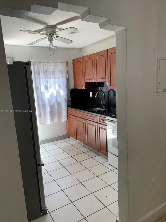 For Rent: $2,800 (3 beds, 1 baths, 1052 Square Feet)