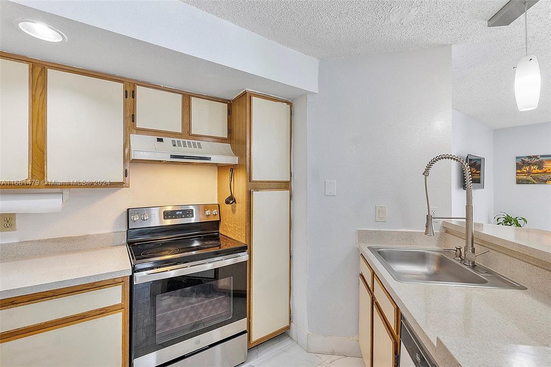 For Sale: $275,000 (2 beds, 2 baths, 1065 Square Feet)