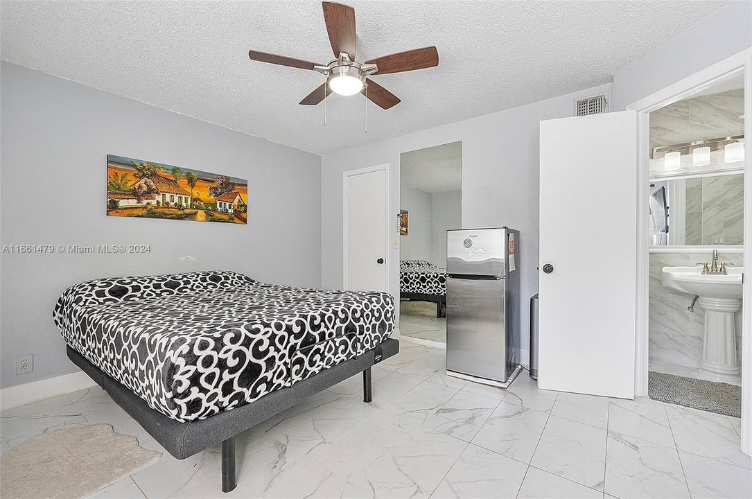 For Sale: $275,000 (2 beds, 2 baths, 1065 Square Feet)