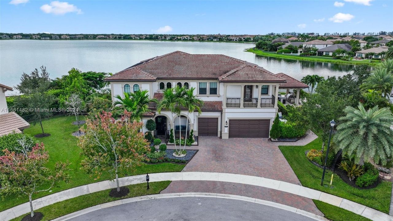 For Sale: $2,699,900 (6 beds, 4 baths, 5394 Square Feet)