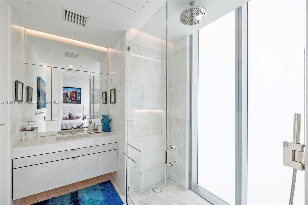 Guest bedroom bathroom -- ensuite.