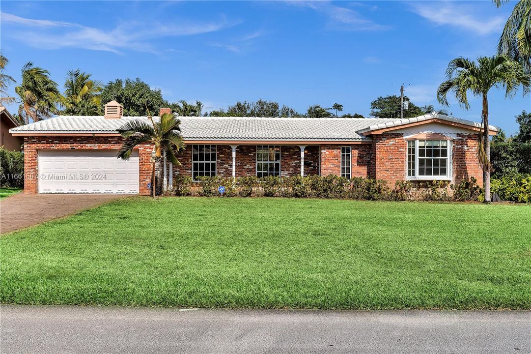 For Sale: $850,000 (3 beds, 3 baths, 1830 Square Feet)