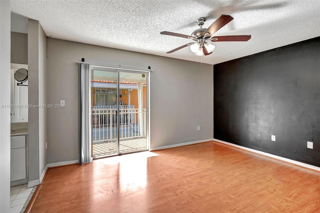 For Sale: $299,900 (3 beds, 2 baths, 1270 Square Feet)