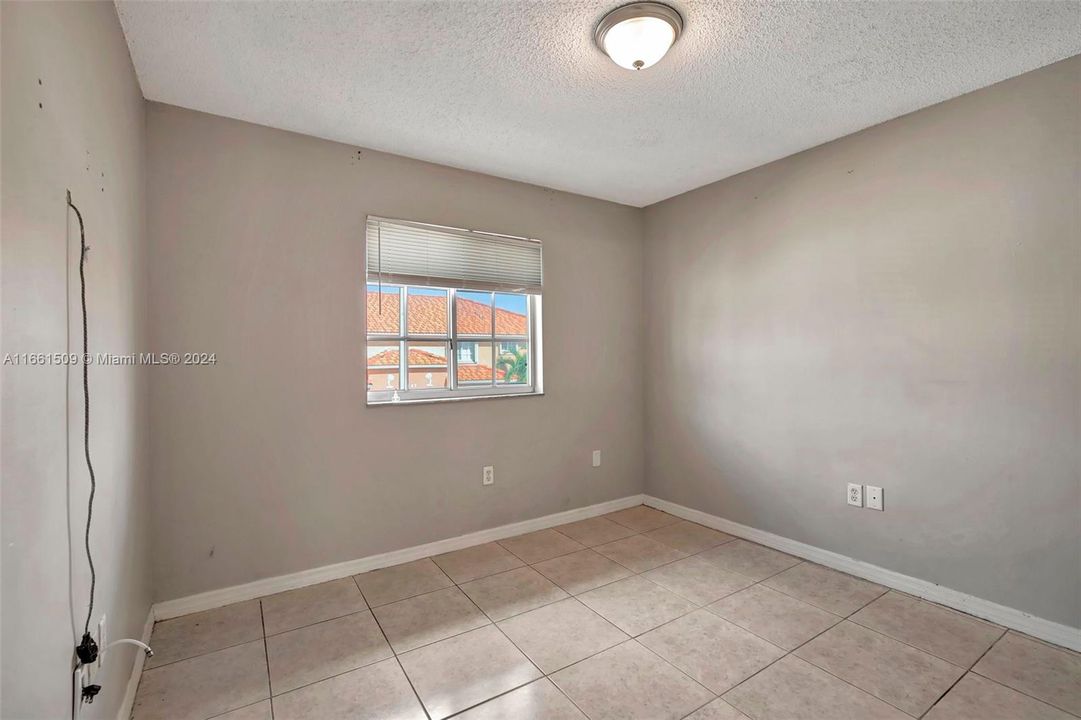 For Sale: $299,900 (3 beds, 2 baths, 1270 Square Feet)