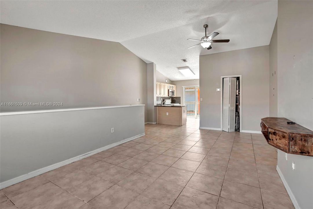 For Sale: $299,900 (3 beds, 2 baths, 1270 Square Feet)