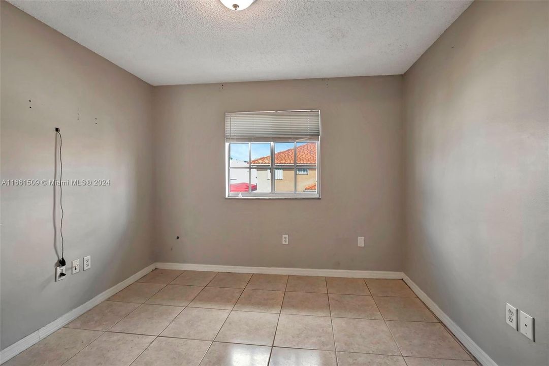 For Sale: $299,900 (3 beds, 2 baths, 1270 Square Feet)