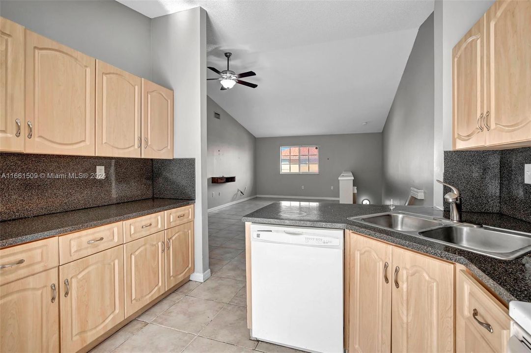 For Sale: $299,900 (3 beds, 2 baths, 1270 Square Feet)