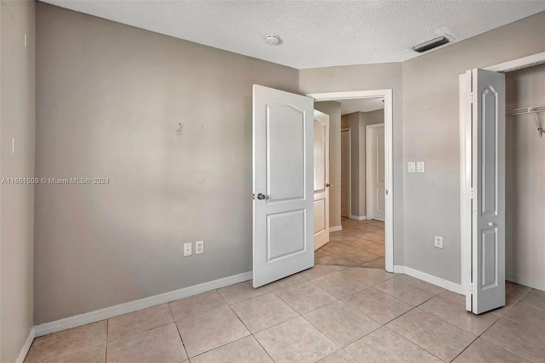 For Sale: $299,900 (3 beds, 2 baths, 1270 Square Feet)