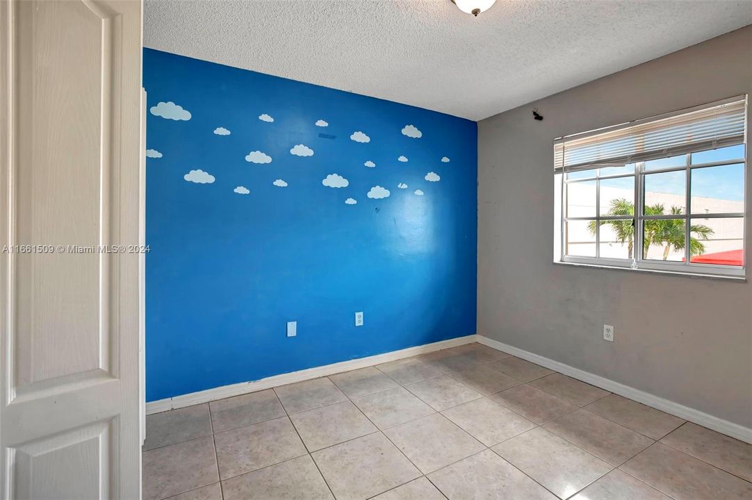 For Sale: $299,900 (3 beds, 2 baths, 1270 Square Feet)