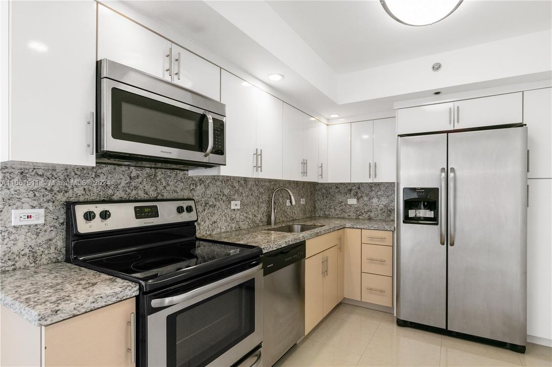 For Sale: $489,000 (2 beds, 2 baths, 1033 Square Feet)