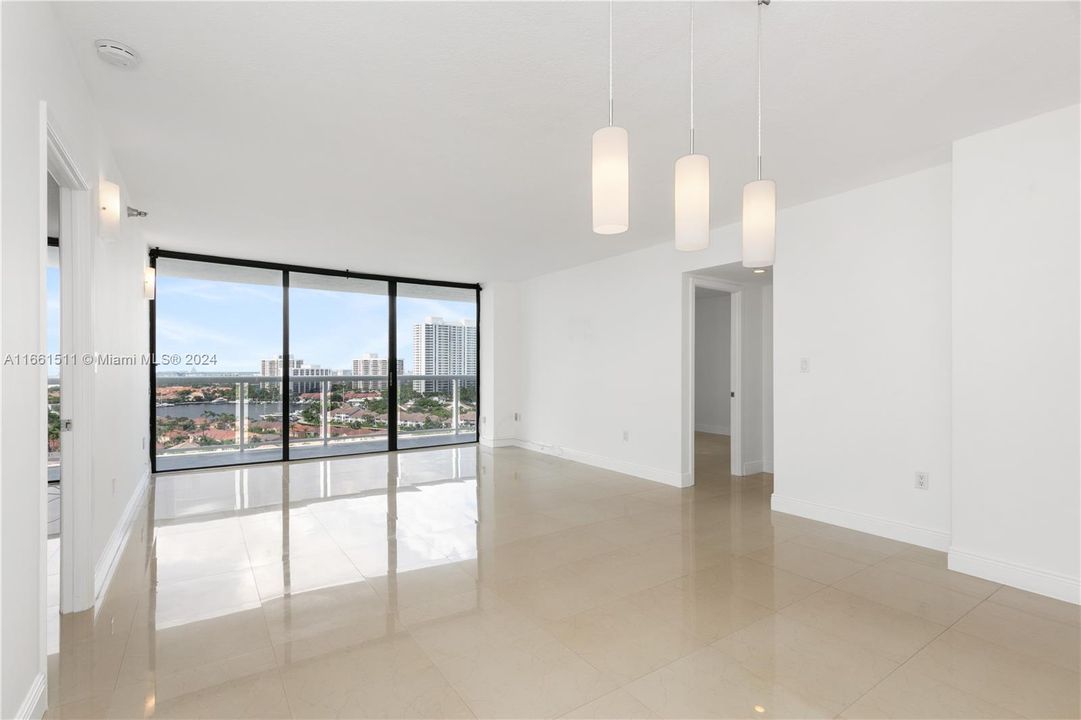 For Sale: $489,000 (2 beds, 2 baths, 1033 Square Feet)