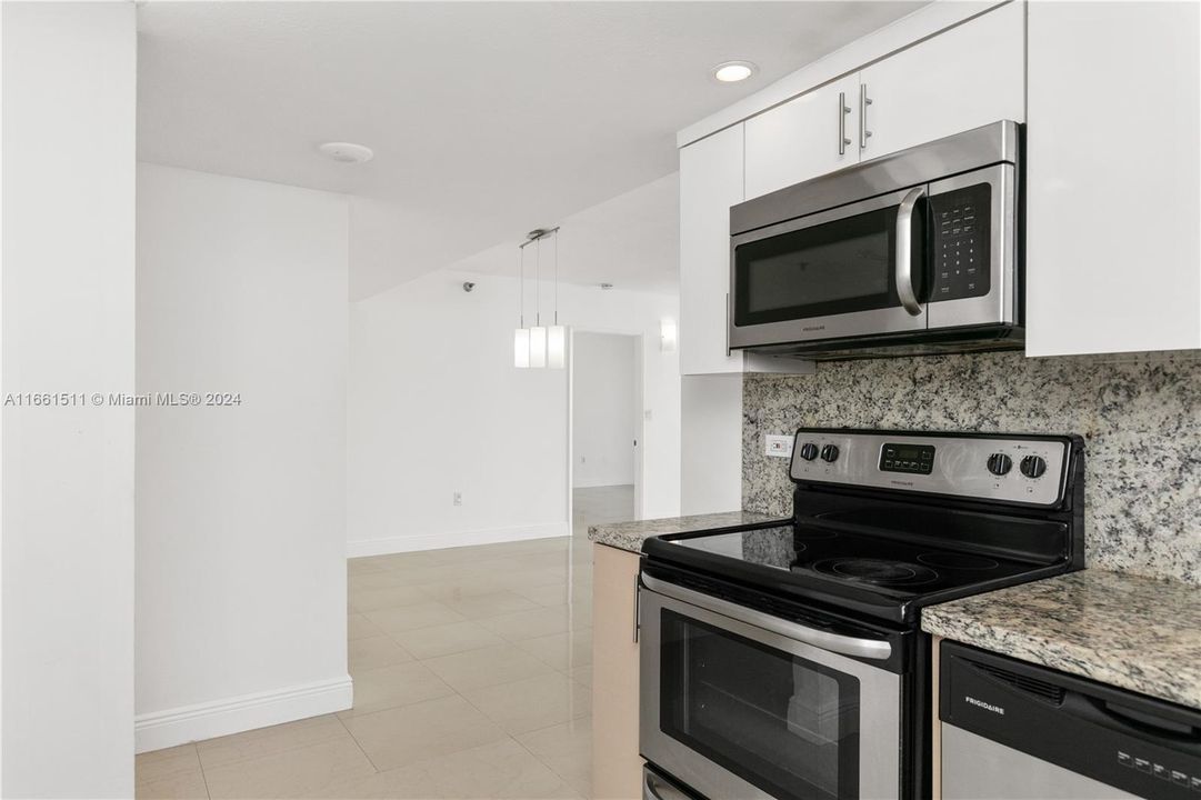 For Sale: $489,000 (2 beds, 2 baths, 1033 Square Feet)