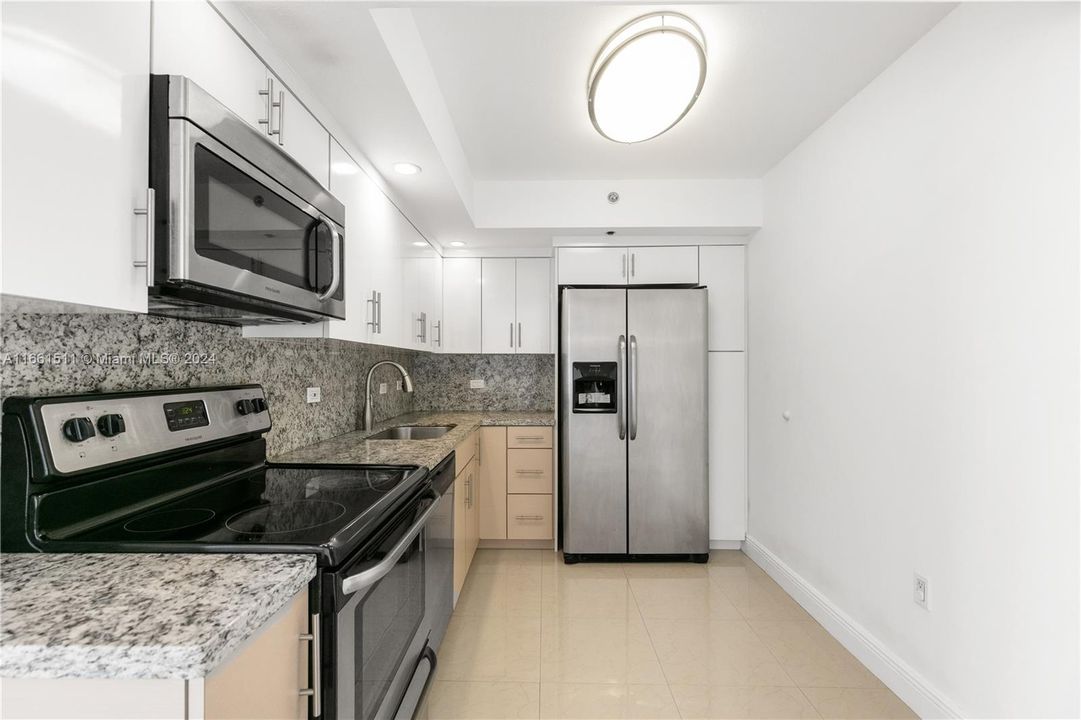 For Sale: $489,000 (2 beds, 2 baths, 1033 Square Feet)