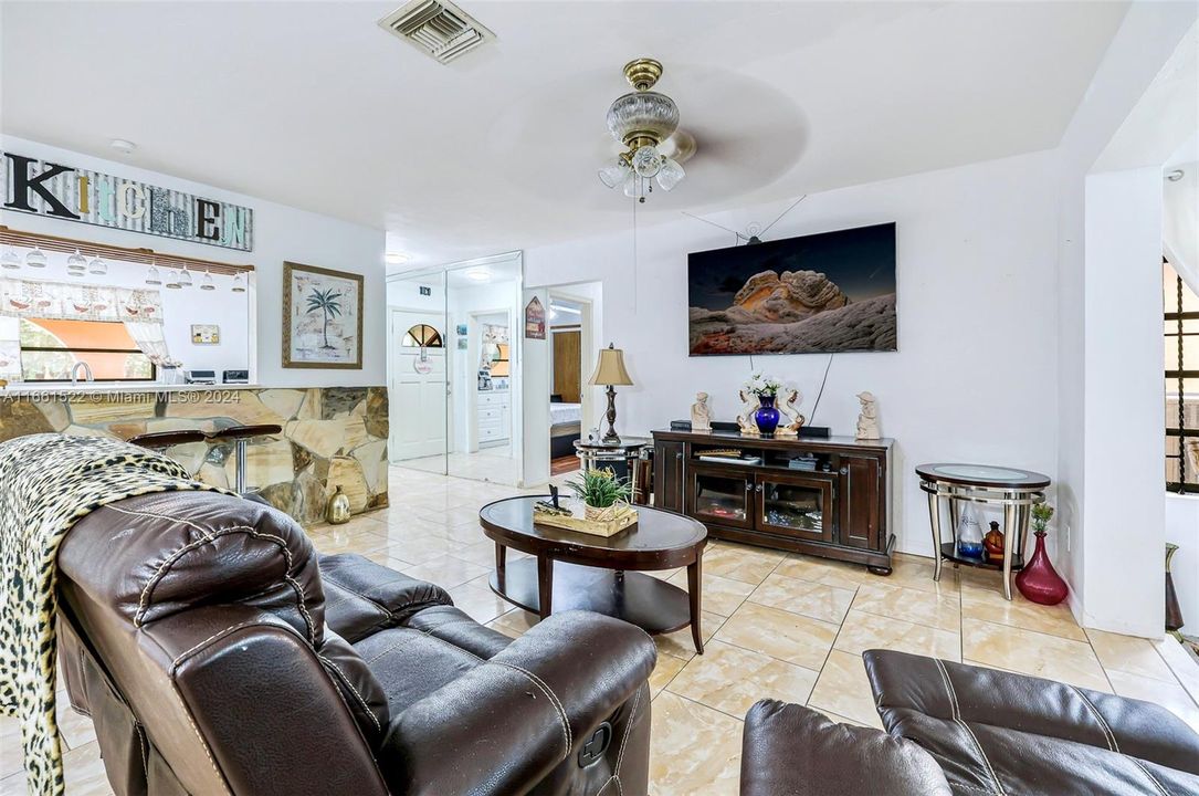 For Sale: $445,000 (4 beds, 2 baths, 1250 Square Feet)