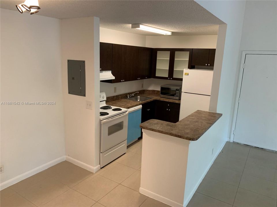 For Rent: $2,250 (2 beds, 2 baths, 926 Square Feet)