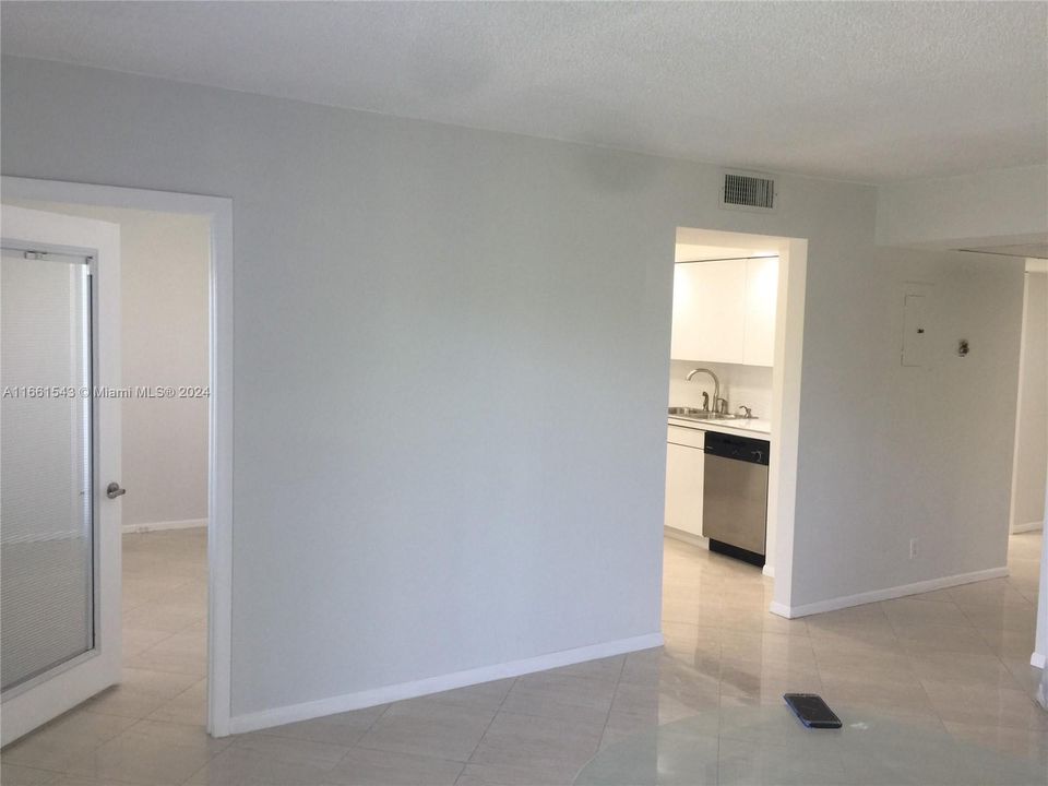 For Rent: $1,800 (2 beds, 1 baths, 795 Square Feet)