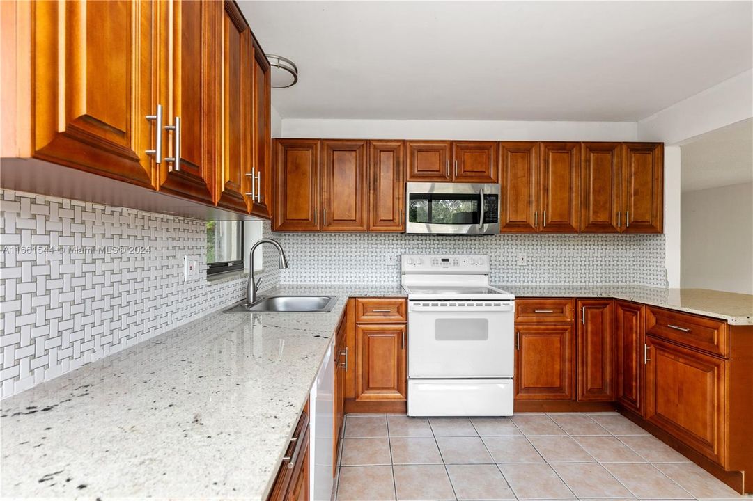 For Sale: $229,000 (2 beds, 2 baths, 1020 Square Feet)