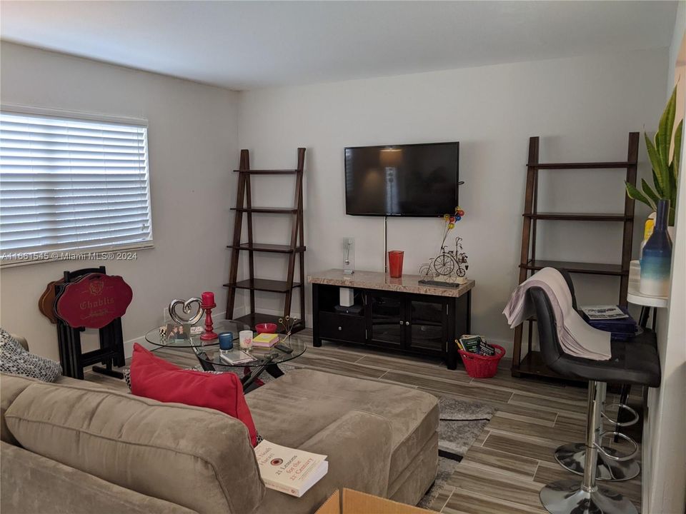 For Rent: $1,800 (1 beds, 1 baths, 720 Square Feet)