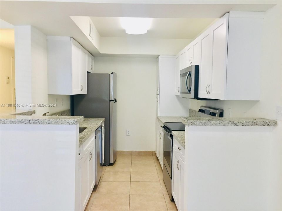 For Rent: $2,500 (2 beds, 2 baths, 979 Square Feet)