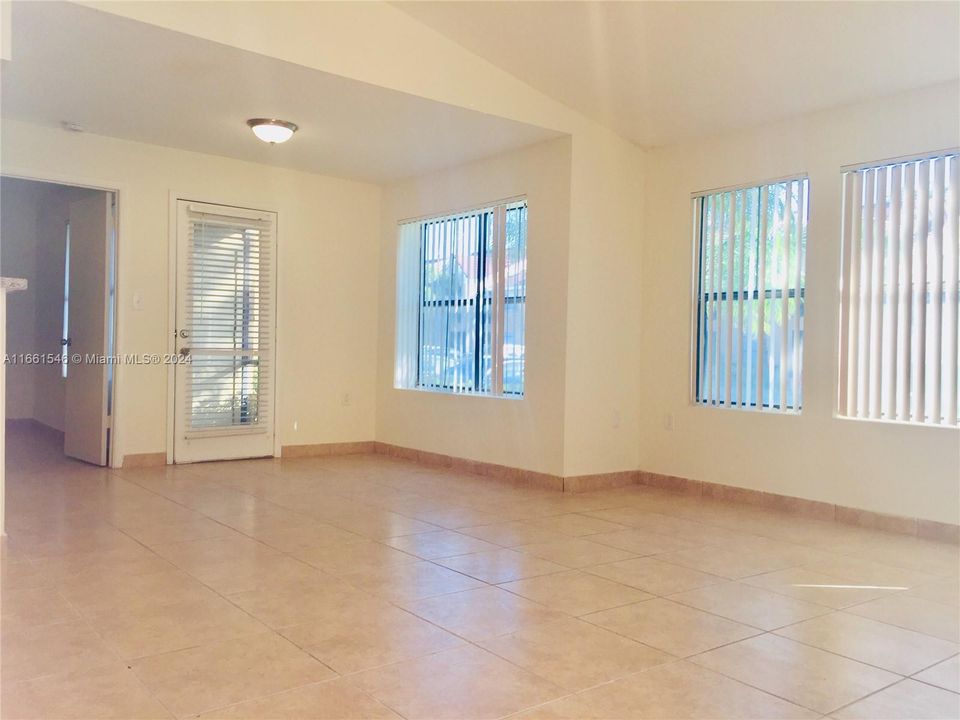 For Rent: $2,500 (2 beds, 2 baths, 979 Square Feet)